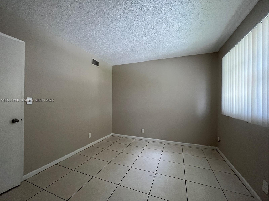 1200 Sw 50th Ave - Photo 7