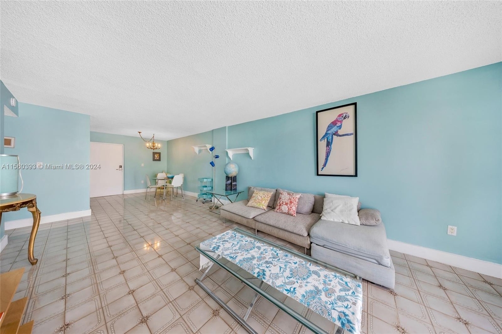 720 Collins Ave - Photo 4