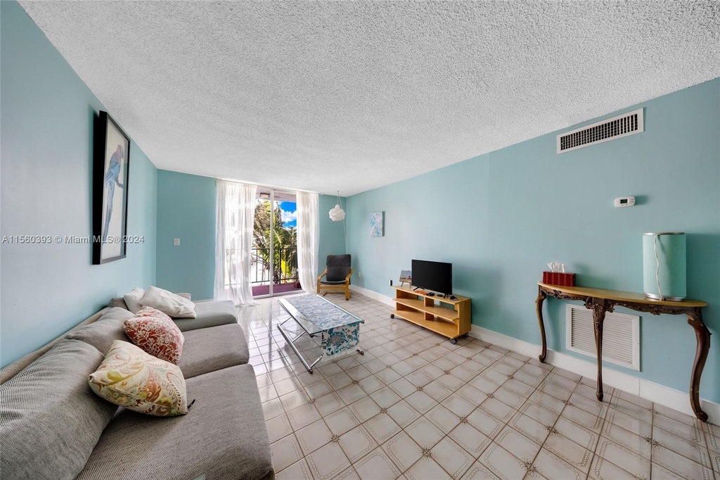 720 Collins Ave - Photo 6