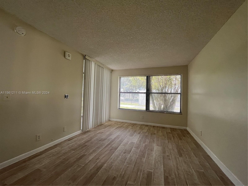 207 Lake Pointe Dr - Photo 2