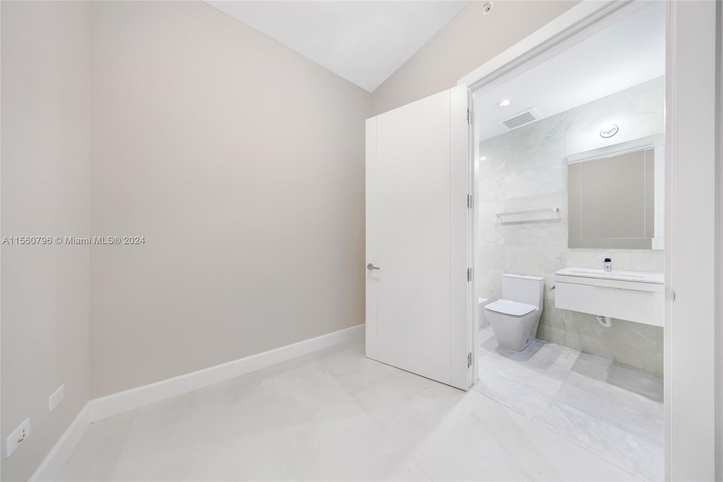 18501 Collins Ave - Photo 26