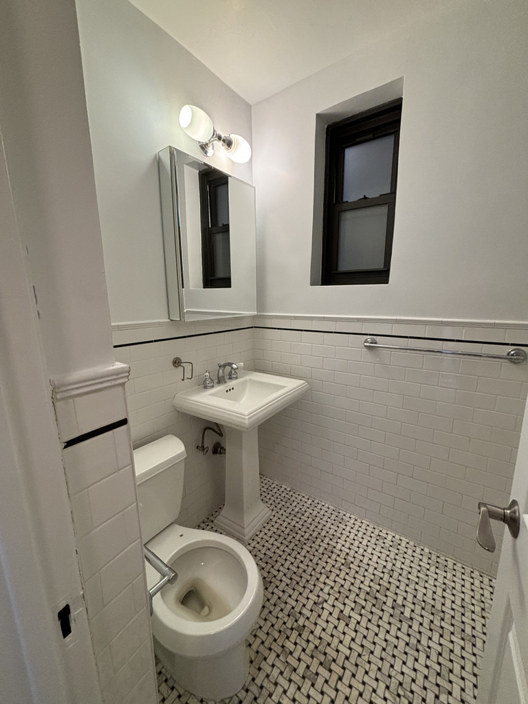 East 67th Street - Photo 15