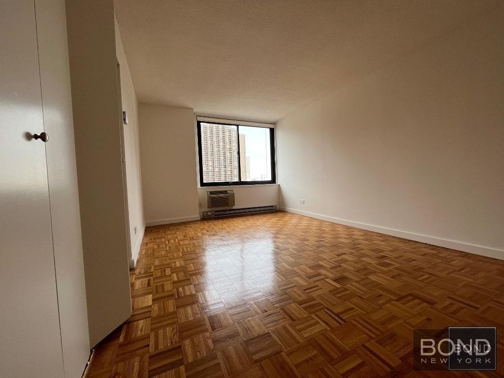 300 East 34th Street - Photo 7