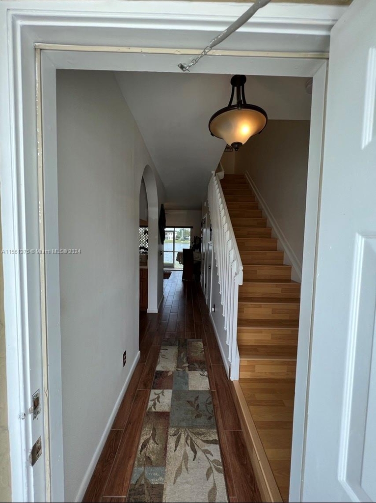 713 Sw 122nd Ave - Photo 1