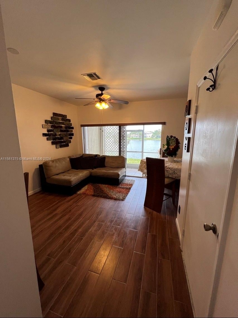 713 Sw 122nd Ave - Photo 2