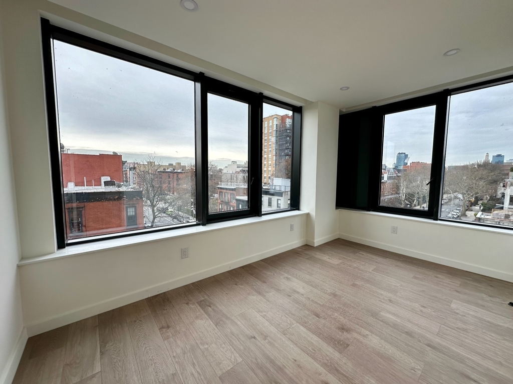 321 Franklin Avenue - Photo 3