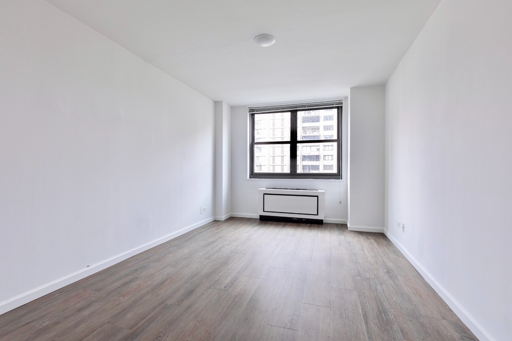 East 46th Street - Photo 0