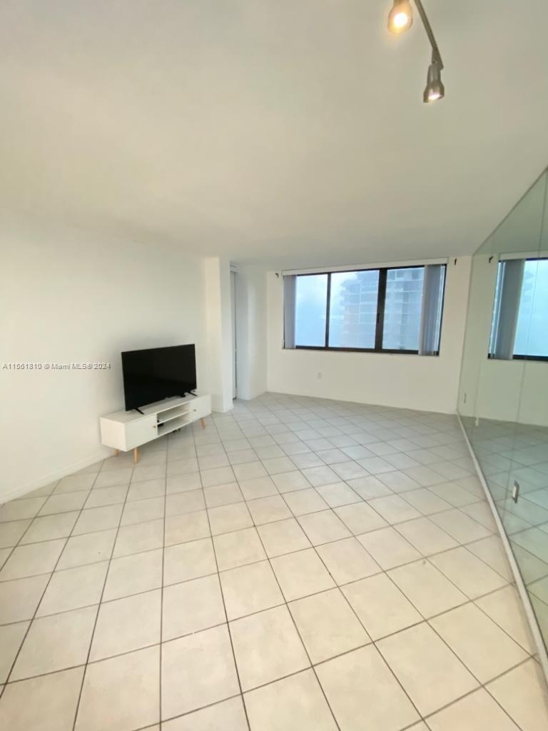 540 Brickell Key Dr - Photo 3