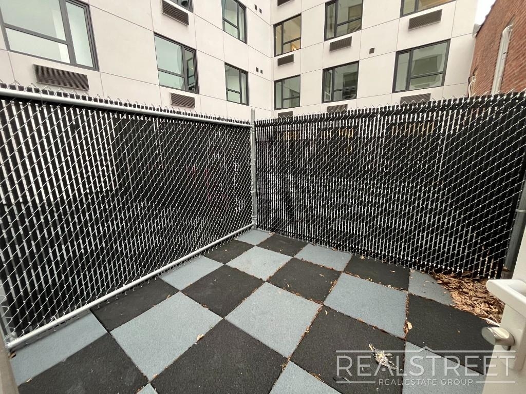 1042 Empire Blvd - Photo 4