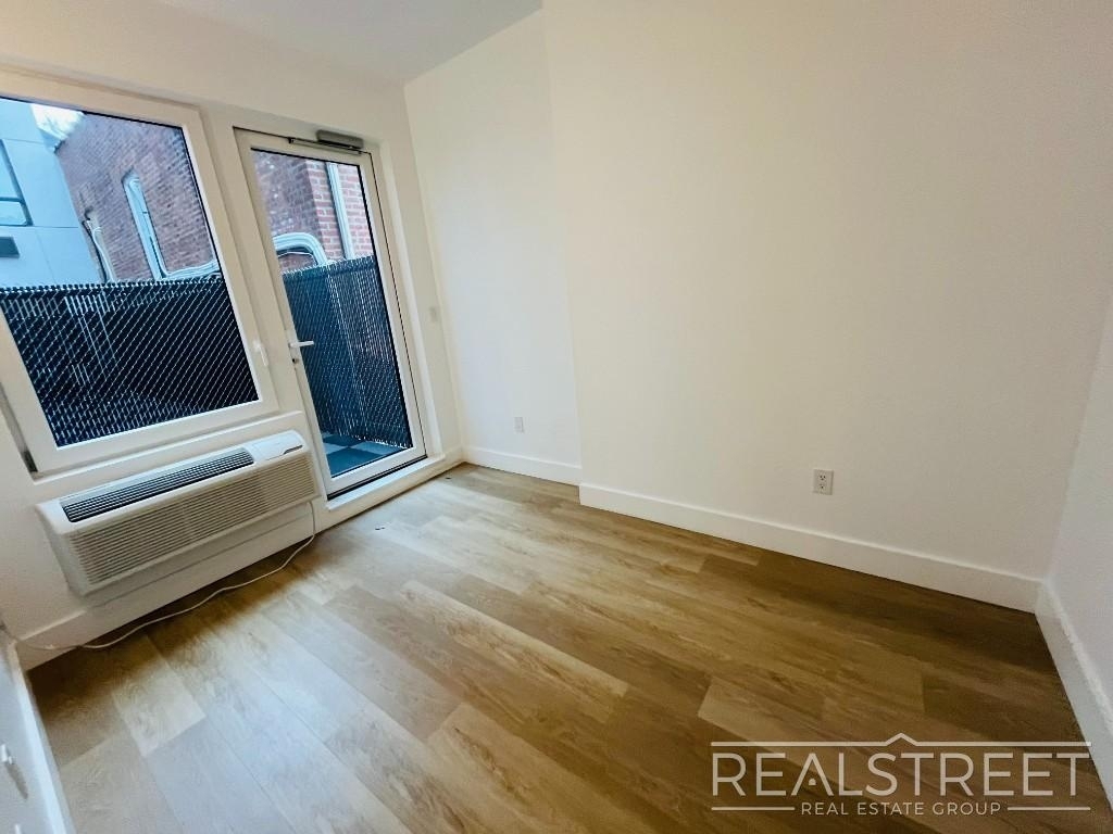 1042 Empire Blvd - Photo 2