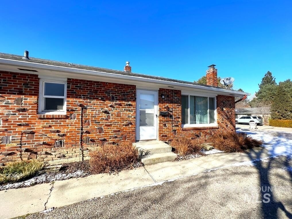 2705 W Agate Street - Photo 0