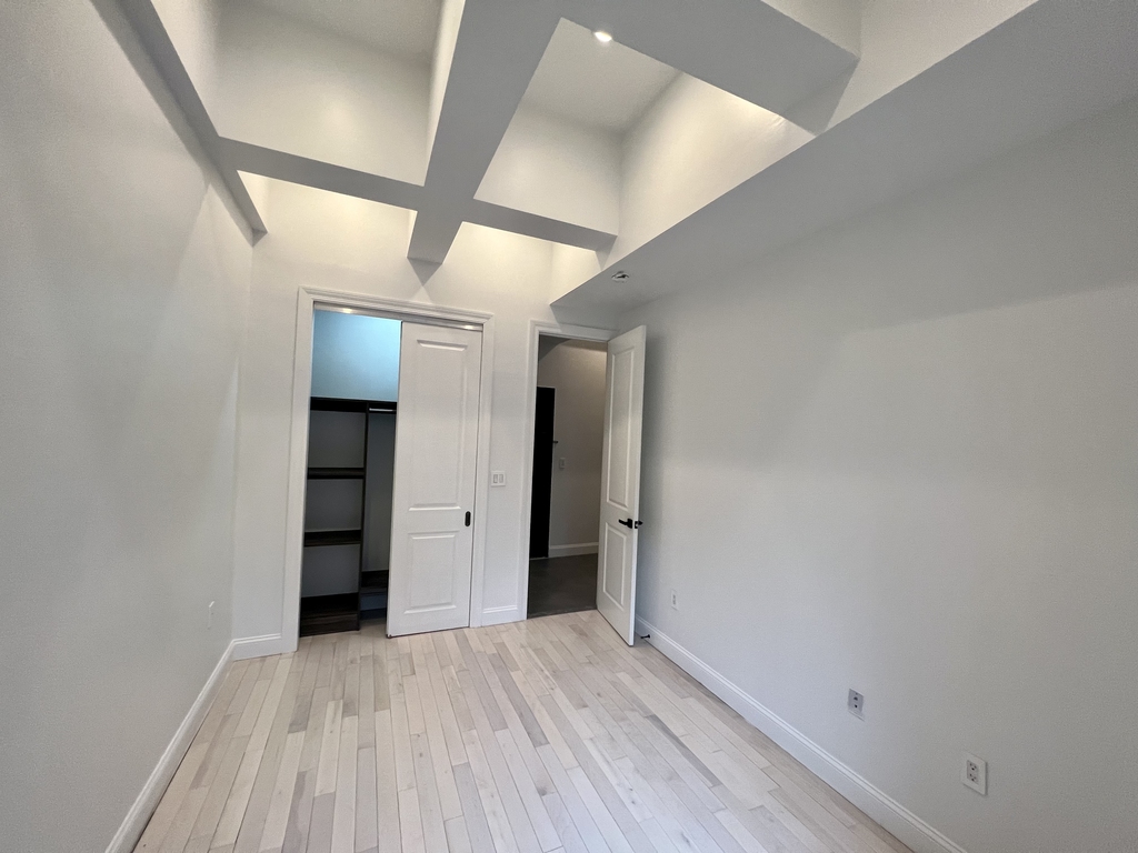 114 East 40th Street - Photo 4