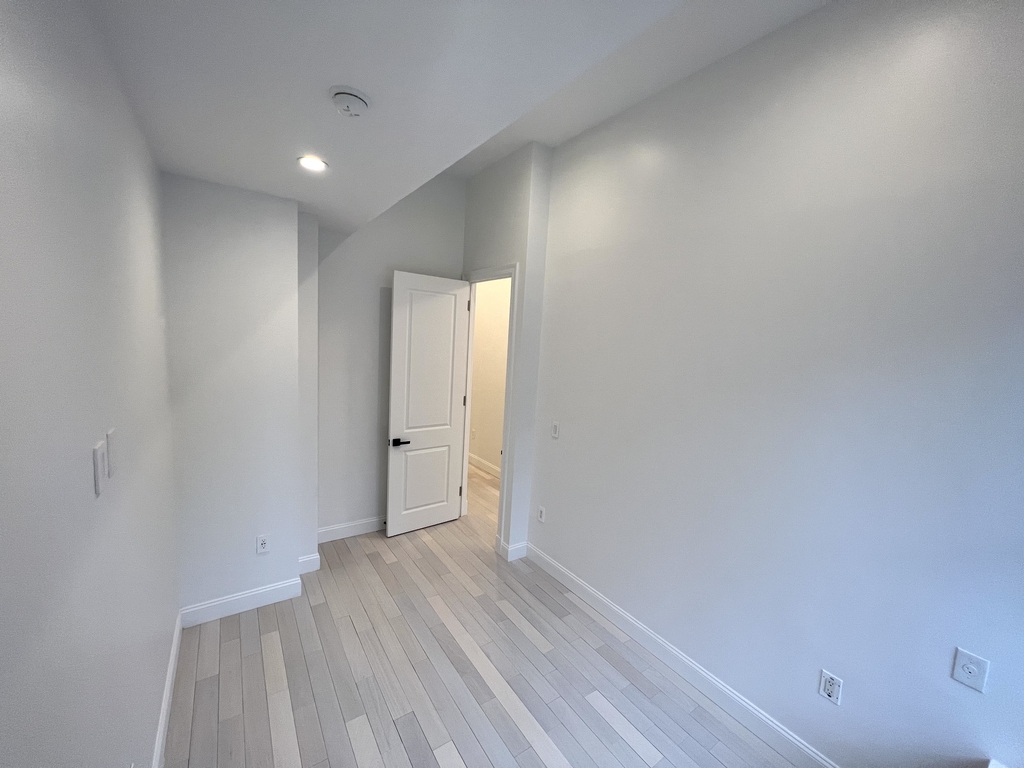 114 East 40th Street - Photo 5