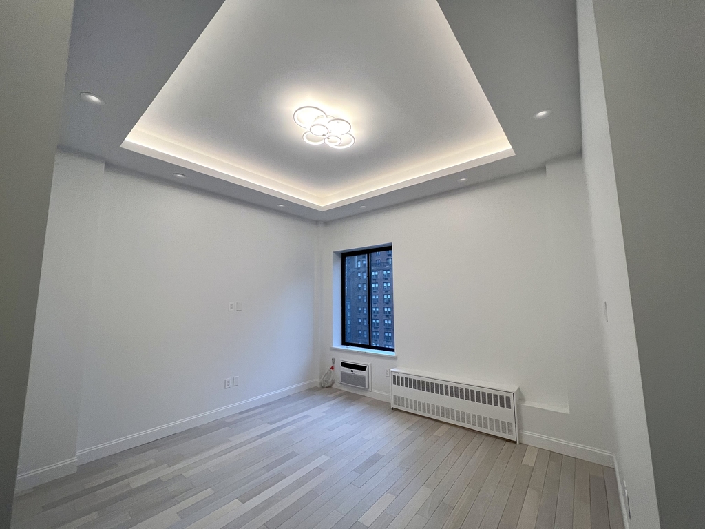 114 East 40th Street - Photo 7