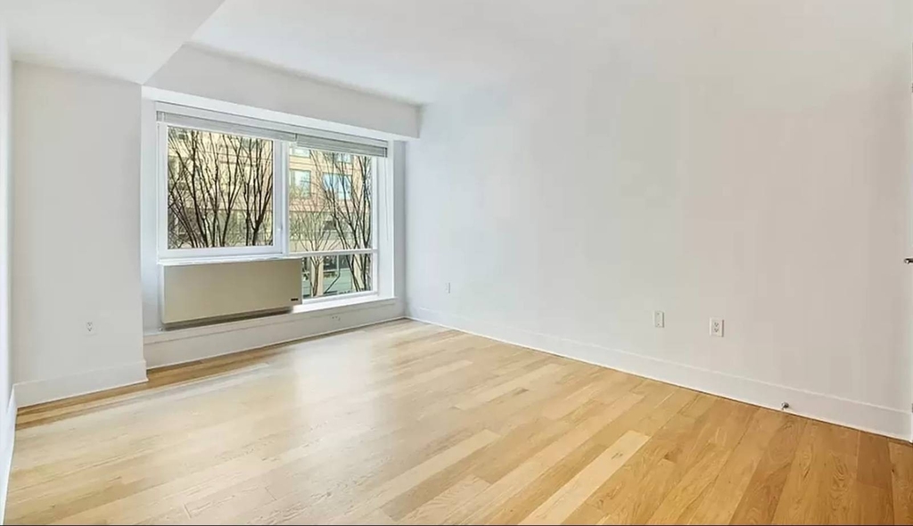 440 Kent Ave - Photo 2