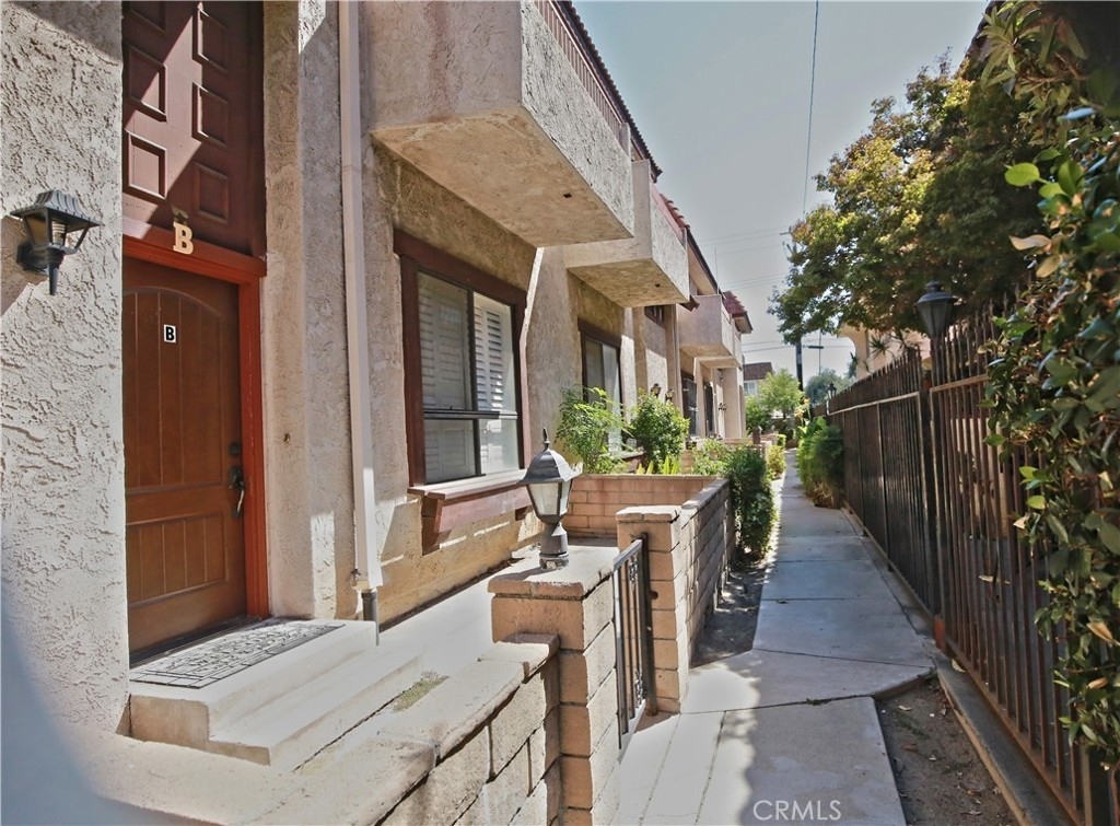 212 N Marguerita Avenue - Photo 0