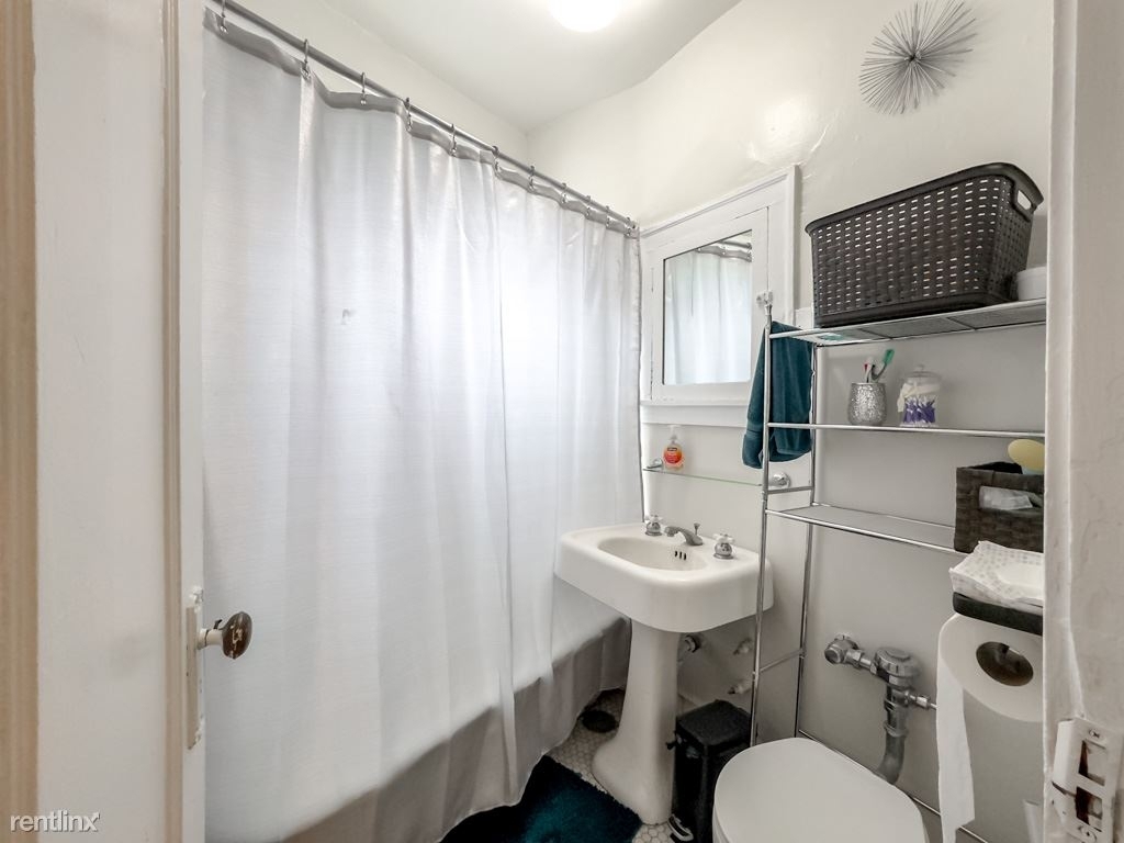 4226 N. Clark, Unit 5 - Photo 12