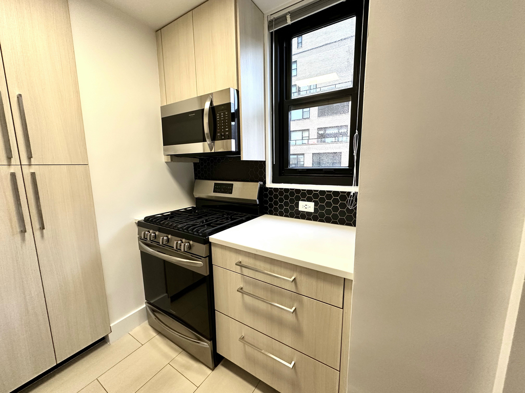 330 West 58th Street - Photo 8