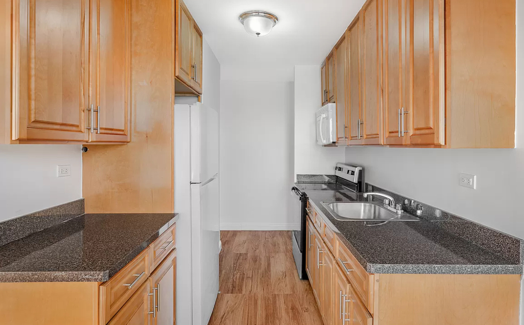 W50th - Photo 2