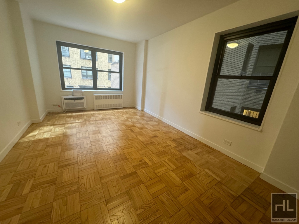 East 55 Street - Photo 1