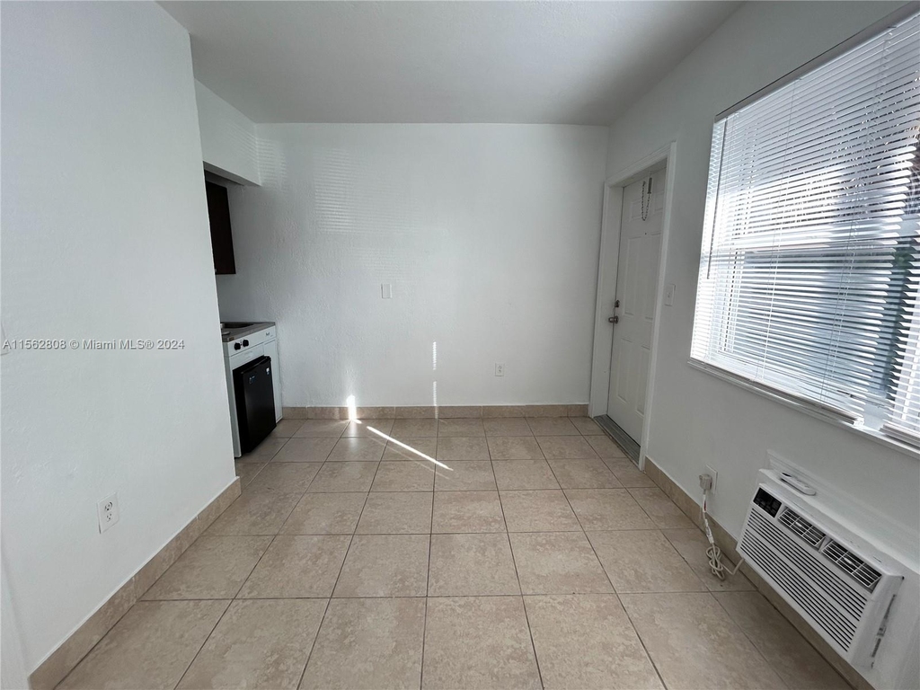 1255 Sw 6th St - Photo 2