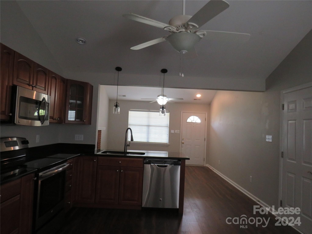 1035 Ridgefield Circle - Photo 6