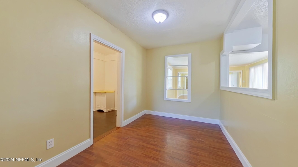 1162 Lake Forest Boulevard - Photo 5