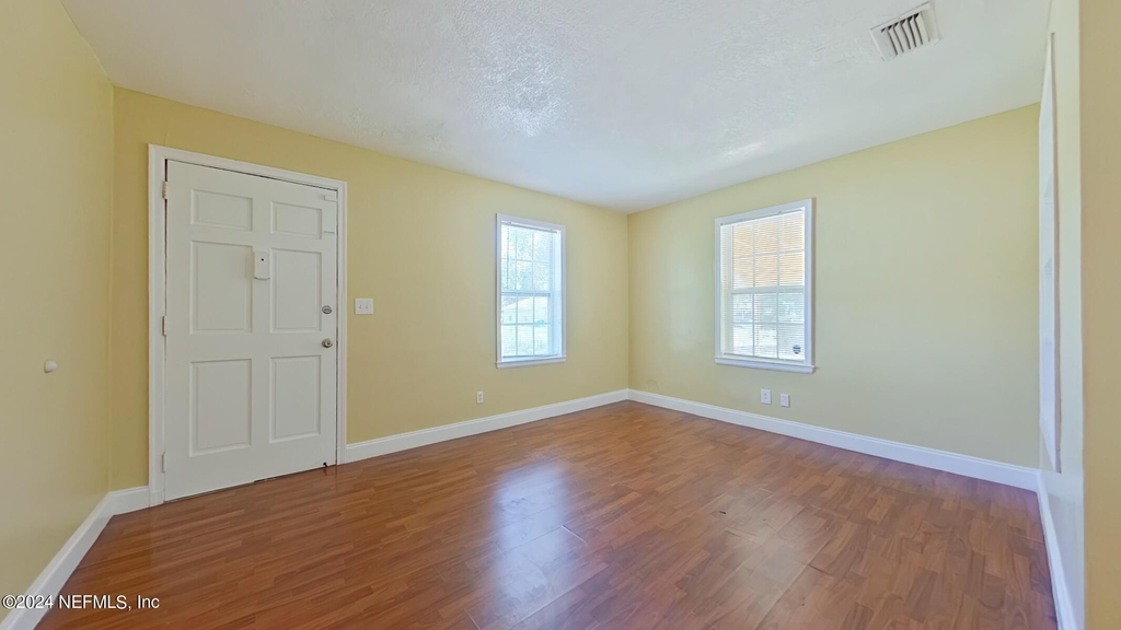 1162 Lake Forest Boulevard - Photo 4