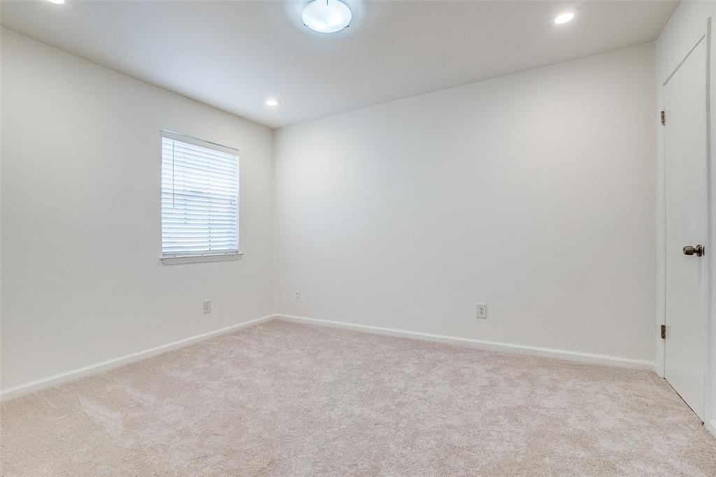 7640 W Greenway Boulevard - Photo 17