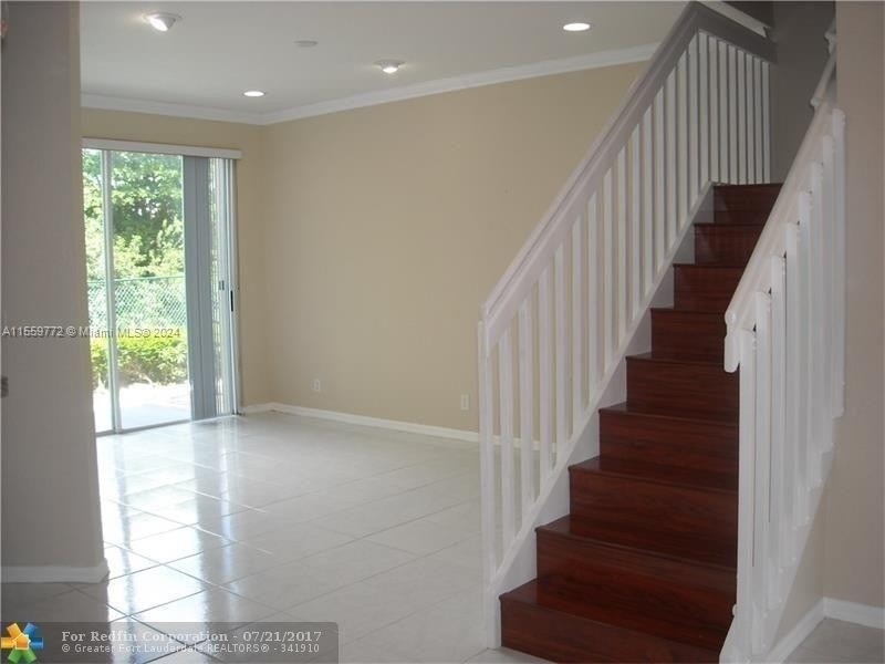 4015 Nw 92nd Ave - Photo 2