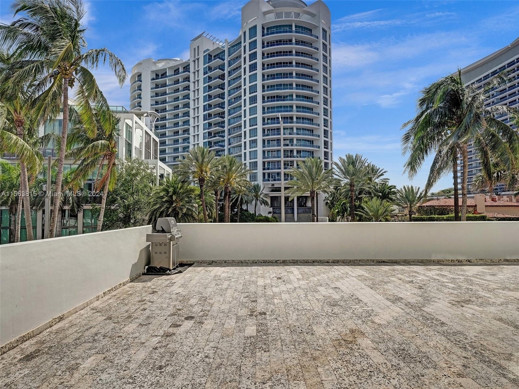 5900 Collins Ave - Photo 22