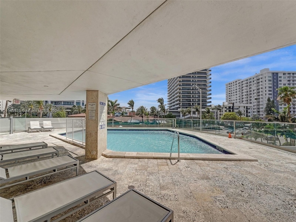 5900 Collins Ave - Photo 33