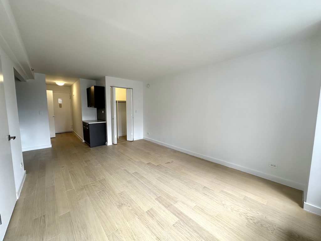 222 East 39th Street - Photo 1