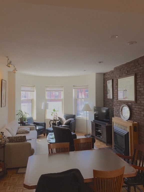 161 Newbury Street - Photo 2