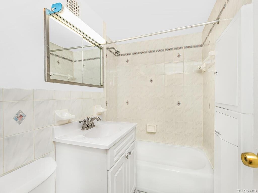 4705 Henry Hudson Parkway - Photo 7