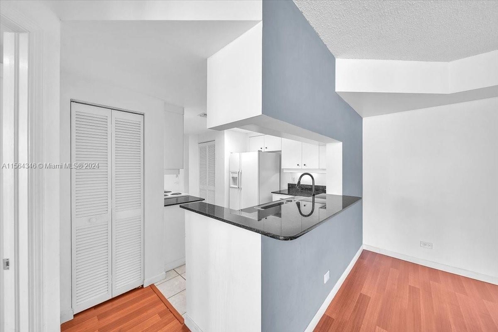 701 Brickell Key Blvd - Photo 3