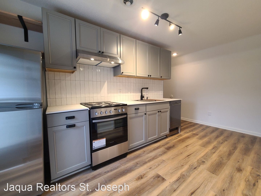 556 Broadway Avenue - Photo 2