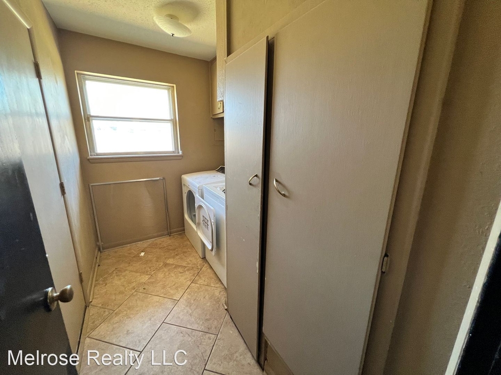 2737 Plymouth Lane - Photo 13