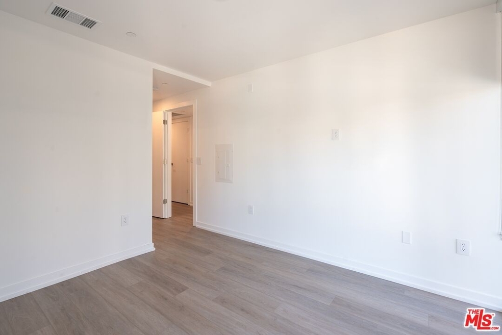 6933 Santa Monica Blvd - Photo 25