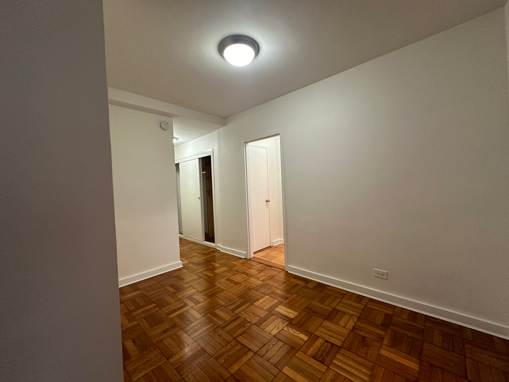 412 East 55th Street - Photo 3