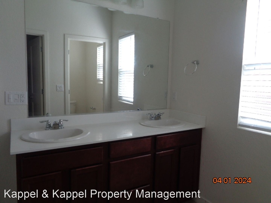 1075 Johns Hopkins Ct - Photo 4