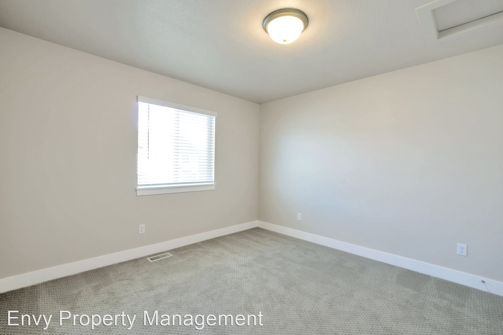 3417 S Hazel Ave, - Photo 2