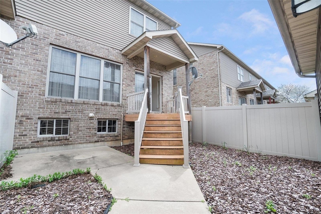 520 Queens Court Place - Photo 17