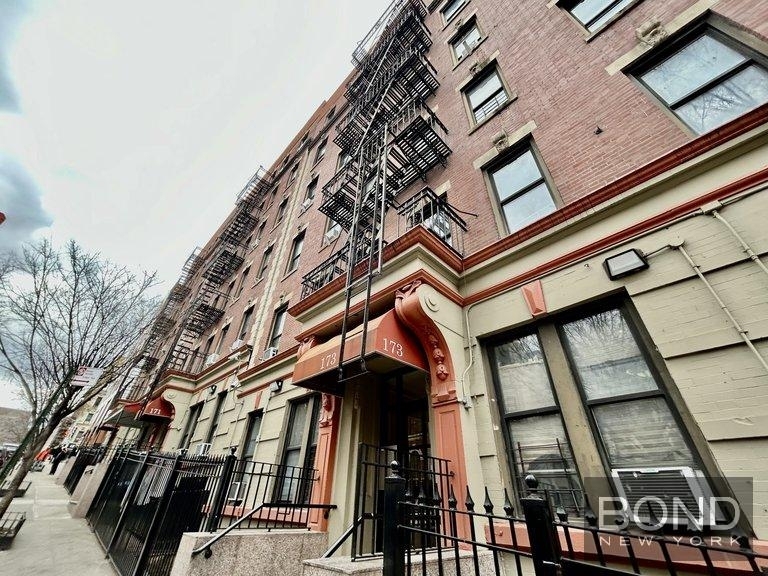 East 101st Street - Photo 6