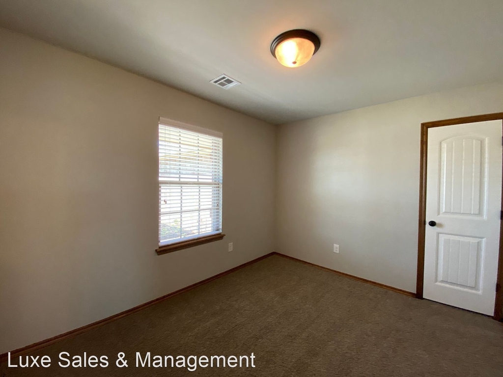 417 Charles Court - Photo 23