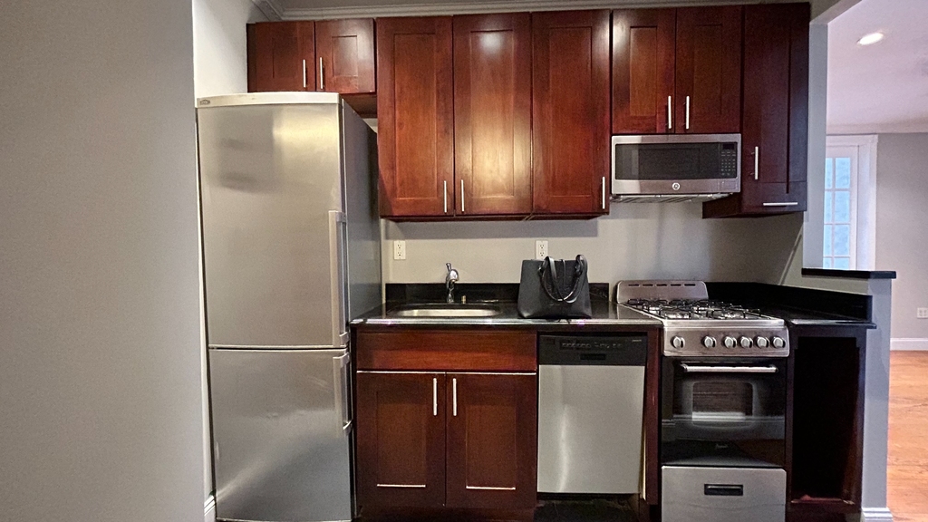 Renovated 3 bedroom apartment on East 100th Street - Photo 7