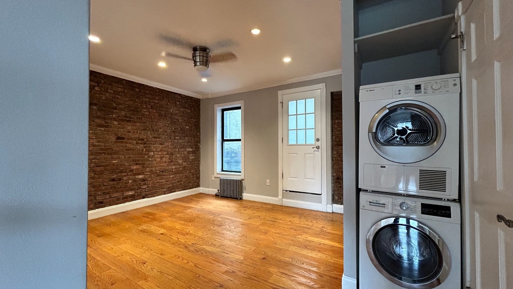 Renovated 3 bedroom apartment on East 100th Street - Photo 5