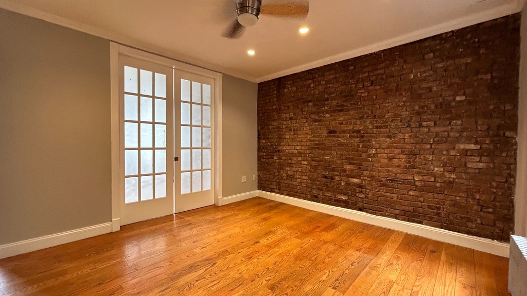 Renovated 3 bedroom apartment on East 100th Street - Photo 3