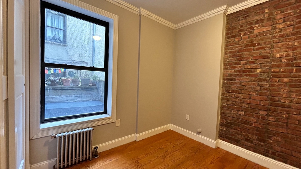 Renovated 3 bedroom apartment on East 100th Street - Photo 2