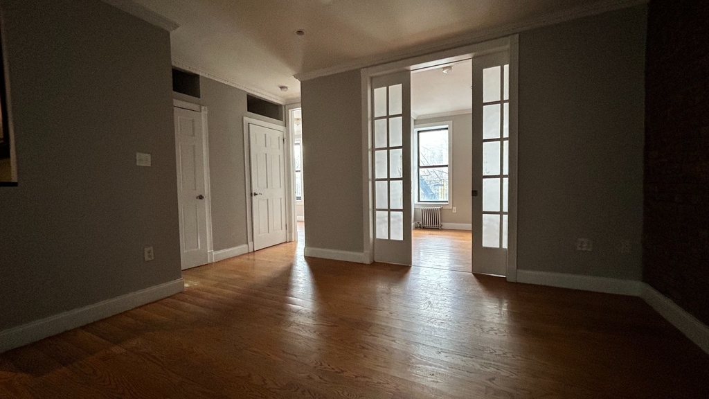 Renovated 3 bedroom apartment on East 100th Street - Photo 4